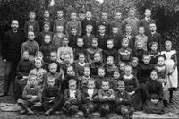 1903 - Lehrer Weil mit der oberen der beiden Klassen