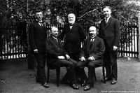 1924 - Pfarrer Karl Anthes in der Mitte mit den Lehrern v. l. Hugo M&uuml;ller Hermann Schlosser August Wehnert und Ernst Kaiser