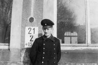 1946 - Fahrdienstleiter Fritz Ripke vor dem Befehlsstellwerk