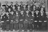 1928 - Konfirmandinnen und Konfirmanden mit Pfarrer Wilhelmi und Lehrer Schlosser