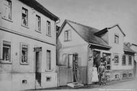 1926 - Eine Zapfs&auml;ule vor dem Ladengesch&auml;ft des Willi Helfrich war Lorsbachs erste Tankstelle