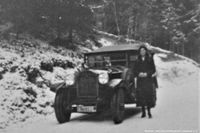1928 - Frau Diescher vor einem Adler Standard 6