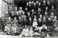 1873 - Schulkinder mit Pfarrer Best B&uuml;rgermeister Kr&auml;ckmann und Lehrer Stahl
