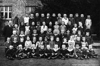 1919 - neu eingeschulte Kinder mit Lehrer Kaiser