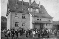 1920 - Lehrer Wehnert mit Schulkindern auf dem Schulhof