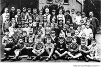1930 Lehrer W&auml;chtler mit Schulkindern