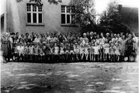 1944 - Einschulung - Kinder mit M&uuml;ttern