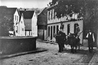 1915 - Blick von der Schwarzbachbr&uuml;cke in die Stra&szlig;e Alt Lorsbach