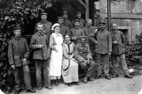 1915 - Hilfsschwester Luise Deninger mit ihrer Mutter und Soldaten vor dem Genesungsheim Lorsbach